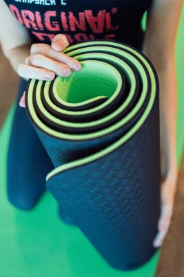 Коврик для йоги 10 мм двухслойный TPE черно-зеленый